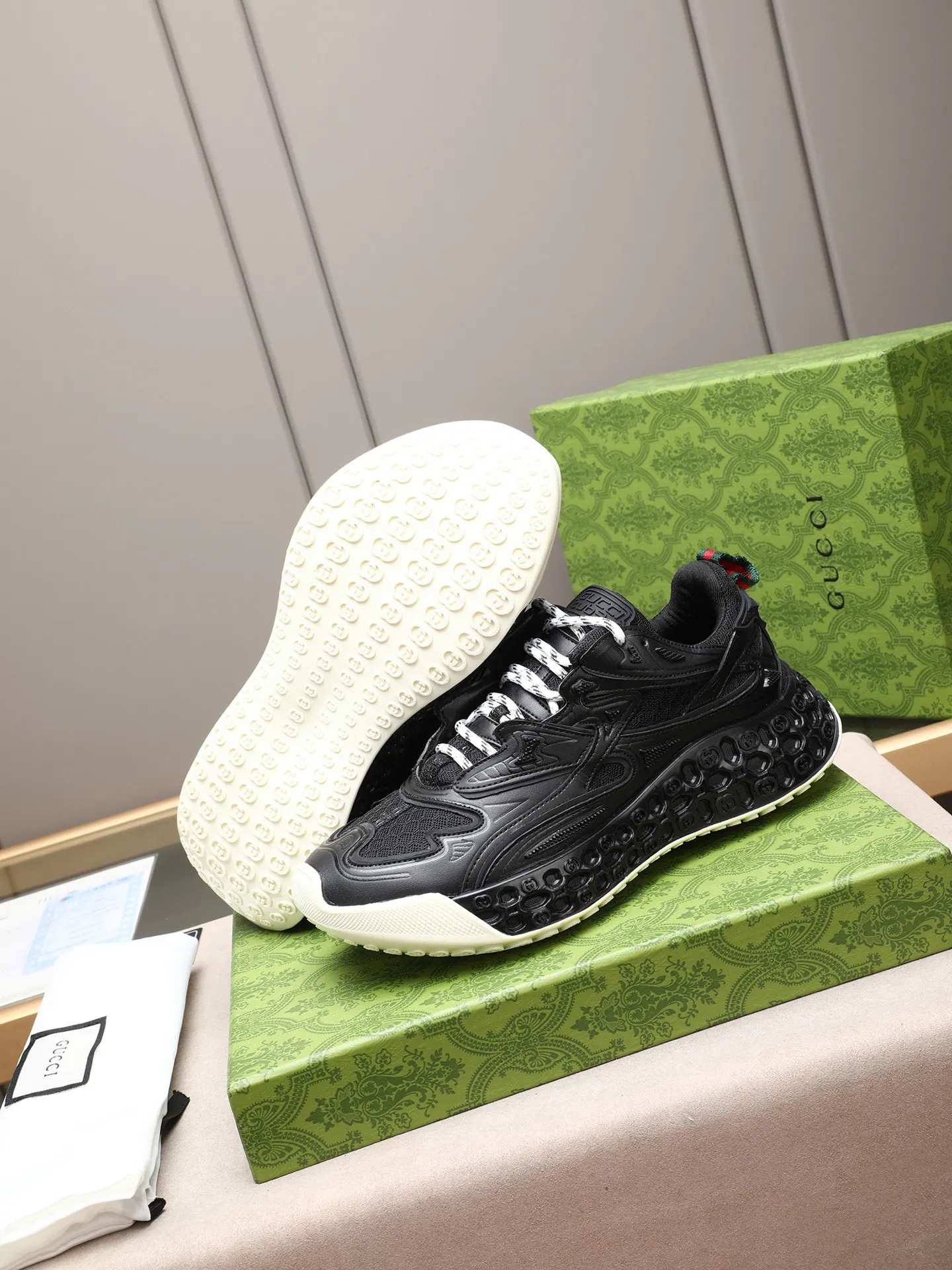 Men's men's shoes 💰660 Gucci Ri men's shoes 💰le series 2025 casual sports shoes, buy the original and accurately reproduce it! Restore the quality of details, Gucci Ri men's shoes 💰le series sports shoes are made with innovative stitching technology to create a flowing texture like water. The cowhide leather is paired with three-dimensional interlocking Double G leather patches and Gucci letter accessories, creating a free flowing texture of the entire shoe with a 3D effect. A classic and versatile piece that feels super comfortable on your feet! 38-44 (45 customized)